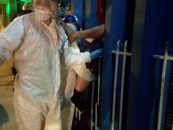Entró a una casa y quedó clavado en la reja