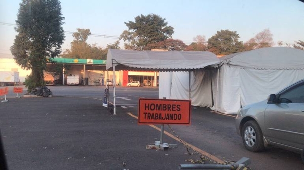 HOY / Llevan una semana con síntomas, agendaron prueba y les dijeron que no hay insumos