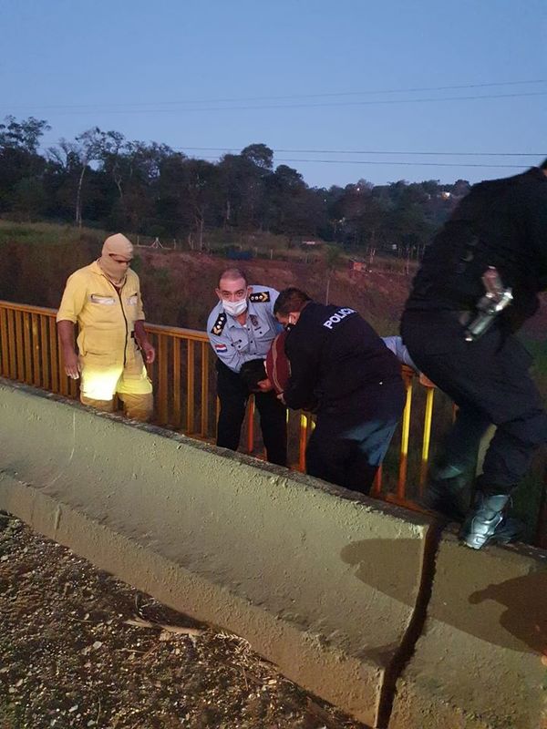 Policía rescata a joven que intentó tirarse del Puente Calvacanti