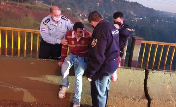 Policía salva a joven que pretendía saltar desde el Costa Cavalcanti