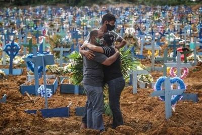 Brasil alcanza las 100.000 muertes de COVID-19 y la cifra sigue creciendo