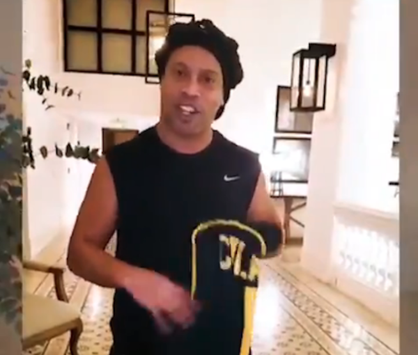 Chilavert le regaló una 'reliquia' a Ronaldinho