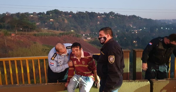 Policía salva a joven que quiso lanzarse de puente, agobiado por la crisis económica