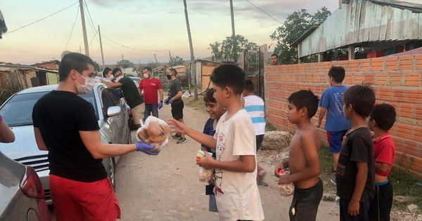 Jóvenes realizan colecta de golosinas para “festejar” el Día del Niño en el Bañado