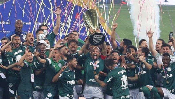 Gustavo Gómez es campeón del Paulistão con Palmeiras