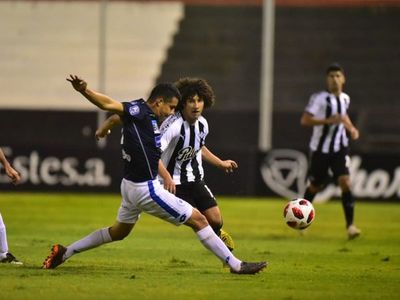 Libertad vuelve a tropezar y pierde la punta