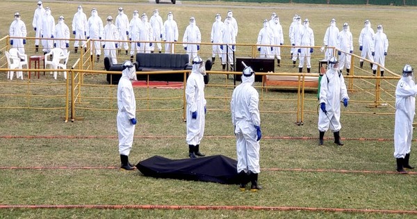 Militares practican el protocolo para los fallecidos de covid-19
