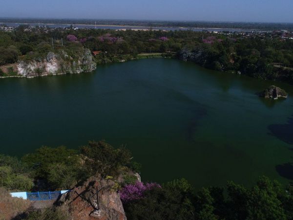 Imponente laguna en barrio Tacumbú rodeada de basura