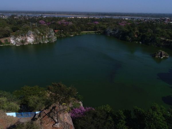 Imponente laguna  en barrio Tacumbú rodeada de basura