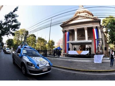 Católicos honran a Virgen de la Asunción desde sus autos