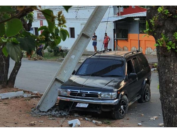 Conductor choca contra una columna y esconde cervezas