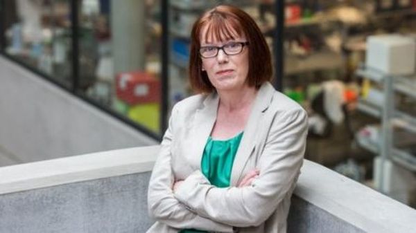 Ella es la doctora Sarah Gilbert de la Universidad de Oxford, probó la vacuna contra el COVID-19 que desarrolla en sus trillizos
