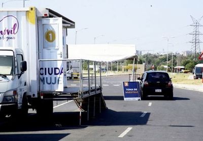 Laboratoristas a cuarentena reduce número de test, dice Salud