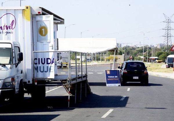 Laboratoristas a cuarentena reduce número de test, dice Salud