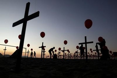 Brasil alcanza las 100.000 muertes de COVID-19 y la cifra sigue creciendo