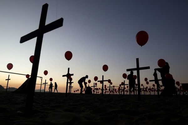 Brasil alcanza las 100.000 muertes de COVID-19 y la cifra sigue creciendo
