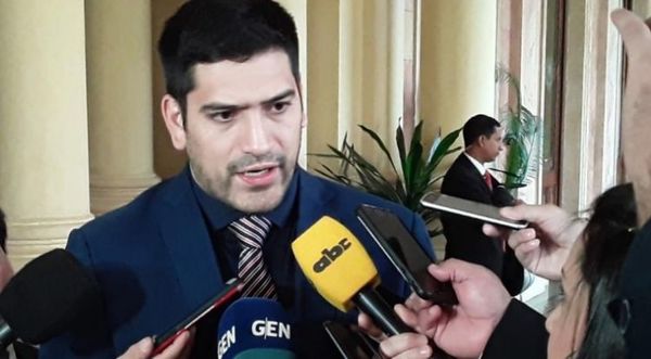 Presidente evalúa cambios en su gabinete, según su secretario privado