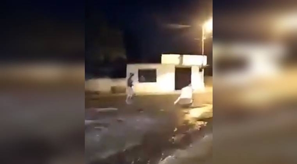 HOY / VIDEO | Joven "volado" acuchilló a su padrastro y agente del Grupo Lince lo neutralizó con disparo en la pierna