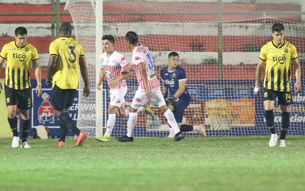 VAR, penal y expulsiones en el empate entre San Lorenzo y Guaraní