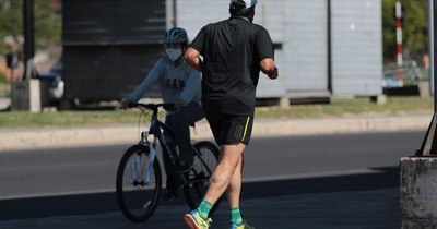 Médicos se trasladan al trabajo en bicicleta para mejorar su vida