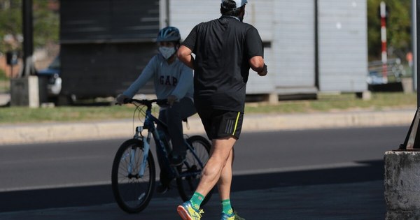 Médicos se trasladan al trabajo en bicicleta para mejorar su vida