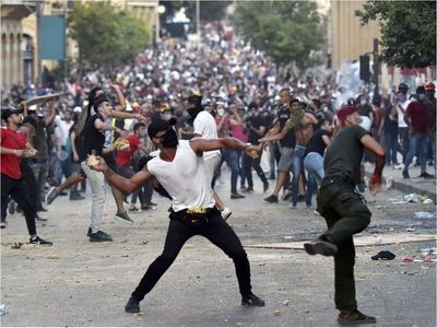 Renuncian ministros de Líbano y la furia ciudadana no cede en Beirut
