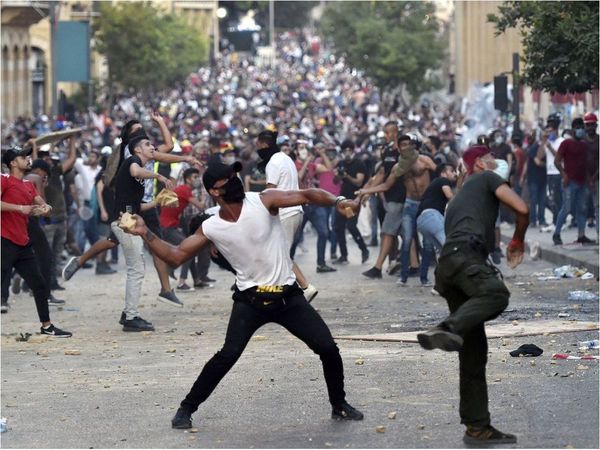 Renuncian ministros de Líbano y la furia ciudadana no cede en Beirut