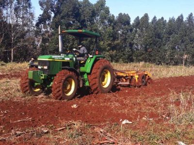 Benefician a pequeños productores de Itapúa en la preparación de suelo