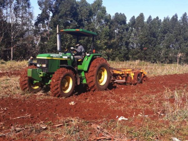 Benefician a pequeños productores de Itapúa en la preparación de suelo