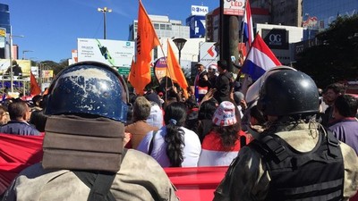 Manifestación “GOLPEA” al comercio de CDE