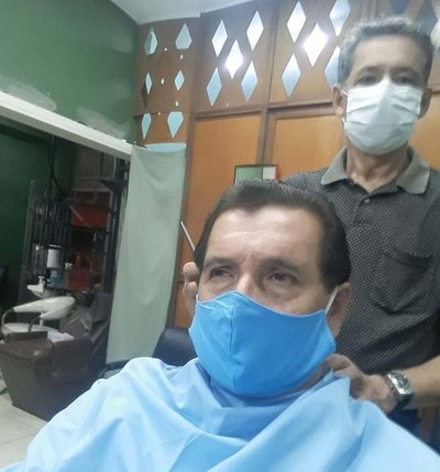 Pelu para machos alfa sobrevive en la crisis | Crónica