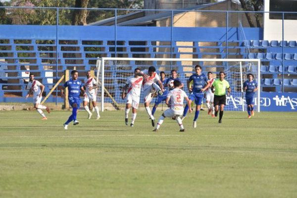 Poco fútbol y nada de goles en Villa Elisa
