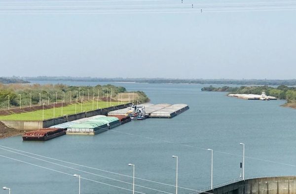 Abren compuertas para asegurar comercio fluvial sobre el Paraná