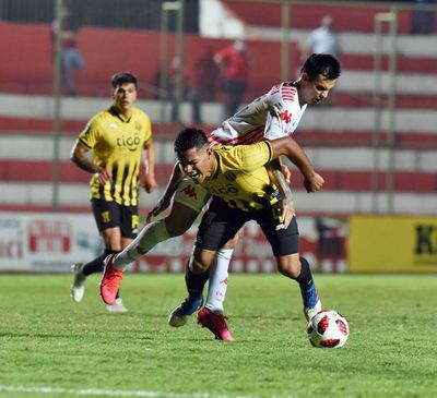 “Hay que rescatar la actitud del equipo que se vio perjudicado por el arbitraje e igual siguió” - Guaraní - ABC Color
