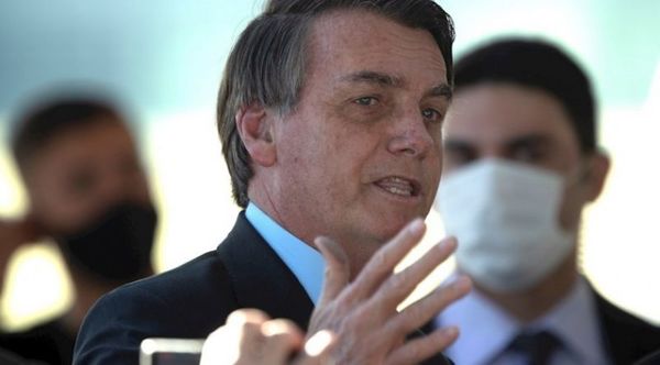 Bolsonaro critica a los medios por hablar sobre las 100.000 muertes por COVID-19 en Brasil