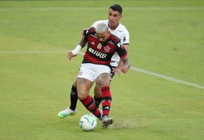Junior Alonso tuvo a maltraer a Gabigol