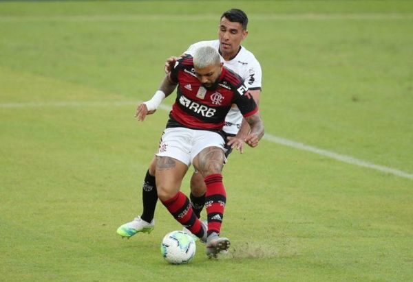 Junior Alonso tuvo a maltraer a Gabigol