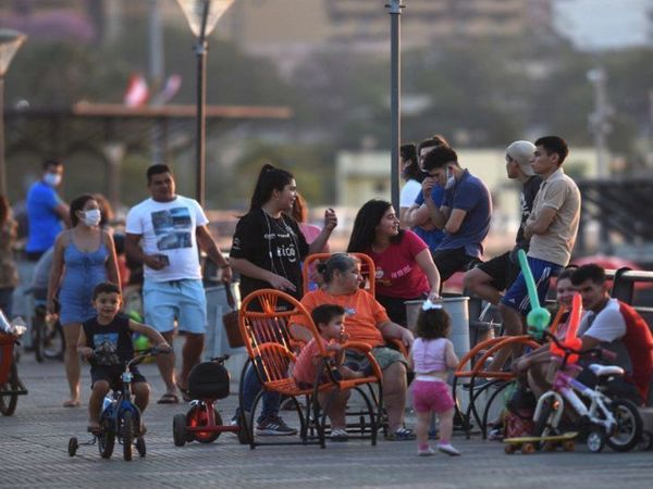 Bajan la guardia, se aglomeran y suben muertes e internaciones