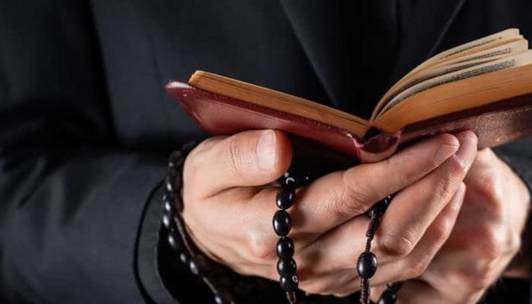 Sacerdote acusado de supuestos casos de acoso y abuso fue apartado de su Congregación » Ñanduti
