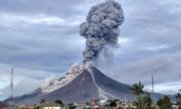 El volcán indonesio Sinabung expulsa una columna de ceniza de 4.500 metros » Ñanduti