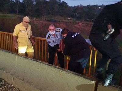 Policía impidió suicidio de una joven leyéndole la Biblia