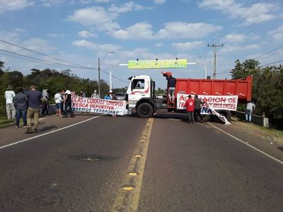 Hoteleros y camioneros de Ayolas cerraron ruta - Nacionales - ABC Color