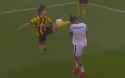 Recuerdan a Adebayor tras tremenda patada en el fútbol uruguayo