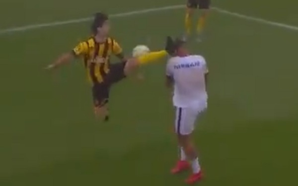 Recuerdan a Adebayor tras tremenda patada en el fútbol uruguayo