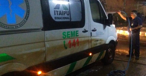 Sin protocolo de desinfección: ambulancias son “manguereadas” en cualquier sitio