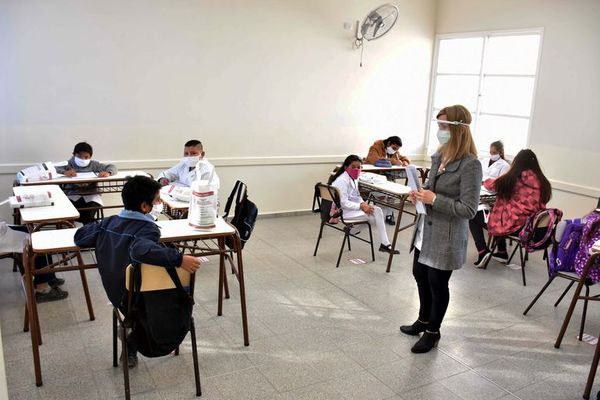 Primer grupo de alumnos regresa a clases en provincia de Argentina - Mundo - ABC Color