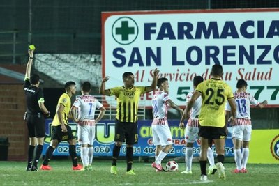 Así cambió Juan López su decisión sobre una de las rojas en San Lorenzo-Guaraní