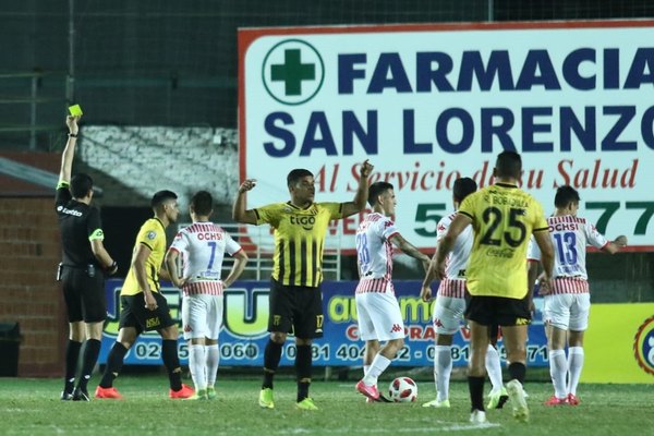 Así cambió Juan López su decisión sobre una de las rojas en San Lorenzo-Guaraní