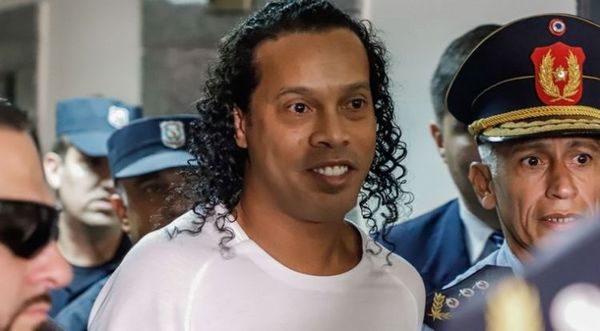Modelos, fiestas y descontrol: El encierro domiciliario de Ronaldinho en lujoso hotel asunceno