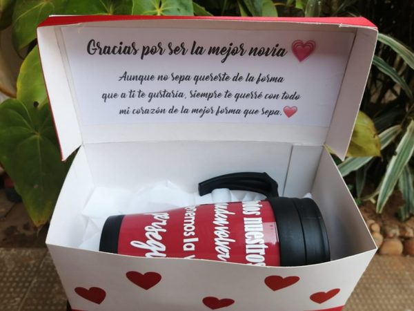 Joven elabora regalos personalizados